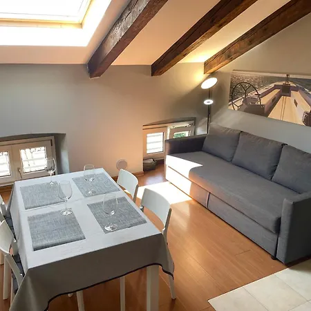 Tivarnella - Large And Bright Attic In Center Daire *